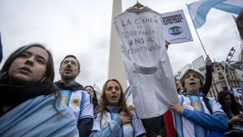 La ciencia salió a la calle contra el ajuste de Milei: protestas por los recortes al Conicet y las becas