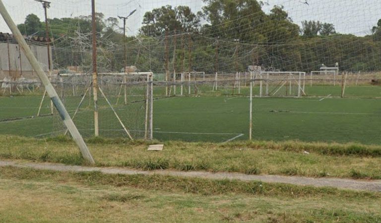 La cancha donde se accidentó un hombre y quedó en el centro de la escena pertenece a la familia de Marcos Rojo