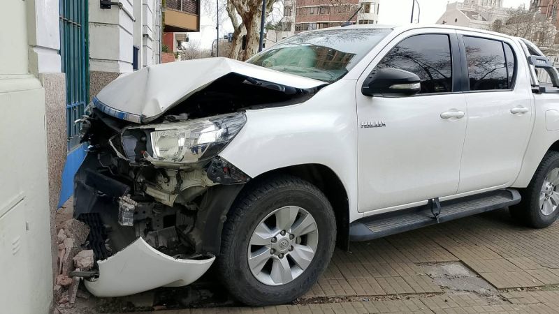 Se descompensó mientras manejaba, chocó frente a Plaza Moreno y falleció en el hospital