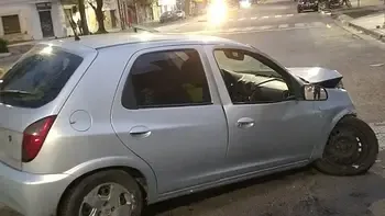 Un conductor perdió el control en La Plata, chocó contra un árbol y terminó hospitalizado