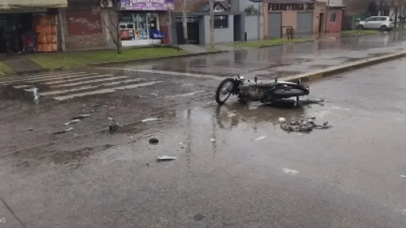 Grave accidente en Gonnet: una motociclista permanece internada