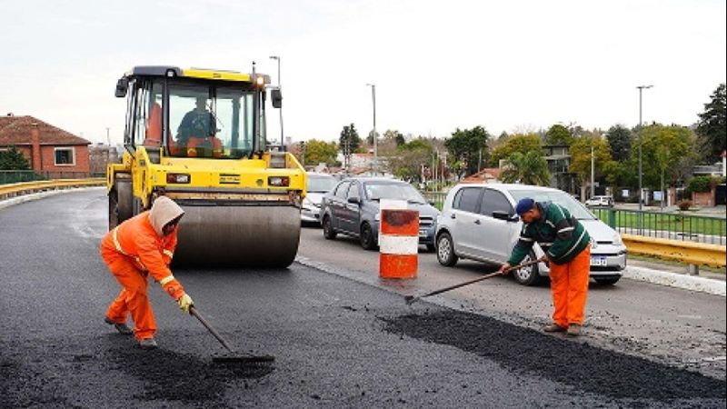 Avanza una nueva etapa de bacheo y asfalto en barrios de la zona Norte
