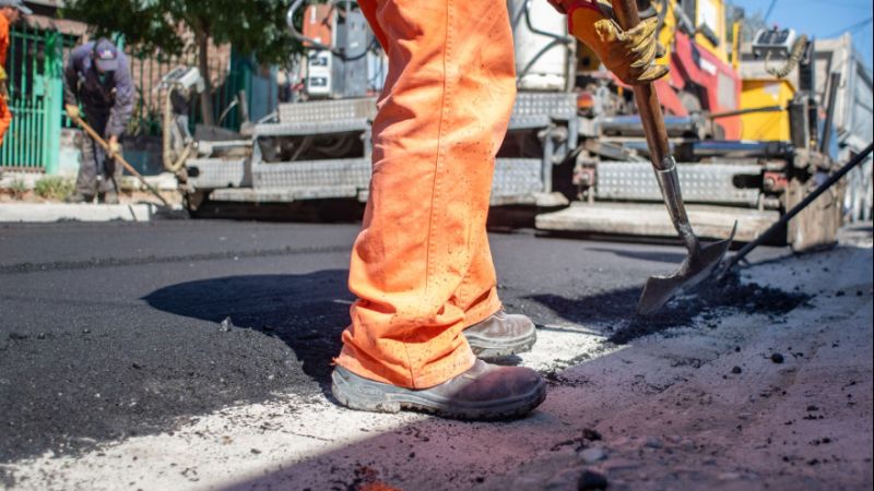 La Municipalidad de La Plata continúa este martes con obras de asfalto en tres barrios