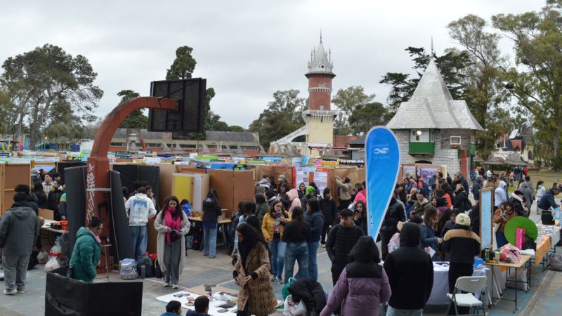 El CONICET La Plata participó de una feria con casi 250 proyectos escolares