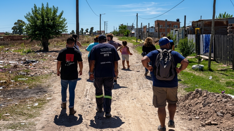 Las universidades de La Plata vuelven a los barrios populares para relevar obras y servicios