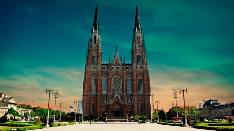 La Catedral de La Plata va por la final ante la iglesia que inspiró su arquitectura