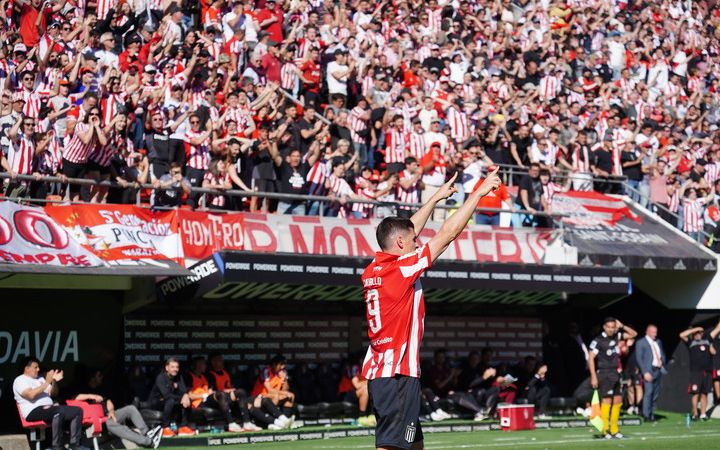 La historia del clásico platense cuando el Pincha es local