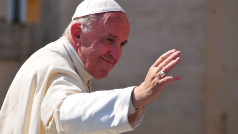 Una muestra fotográfica recorre la vida de Francisco en la UCALP