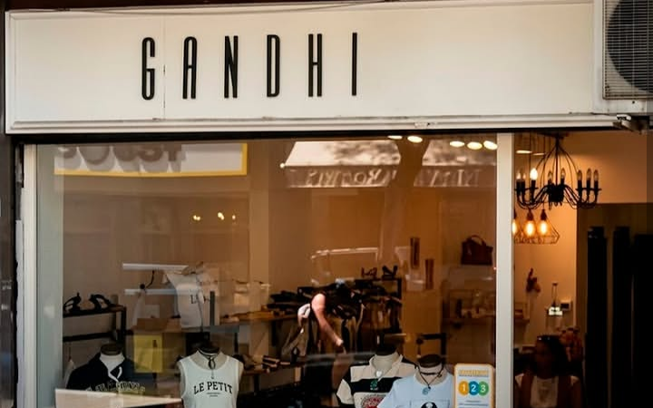 Gandhi cierra tres locales en La Plata y reorganiza otras sucursales por la crisis del consumo