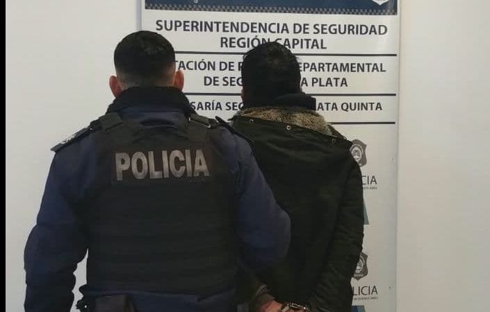Detuvieron a un joven acusado de robar caños de cabinas de gas en La Plata