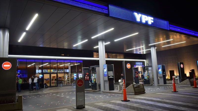 YPF volvió a aumentar sus combustibles en La Plata: cuánto subieron la nafta y el diésel