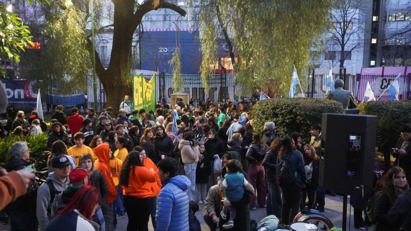 Banderazo frente al Rectorado: la comunidad de la UNLP volvió a reclamar contra el ajuste