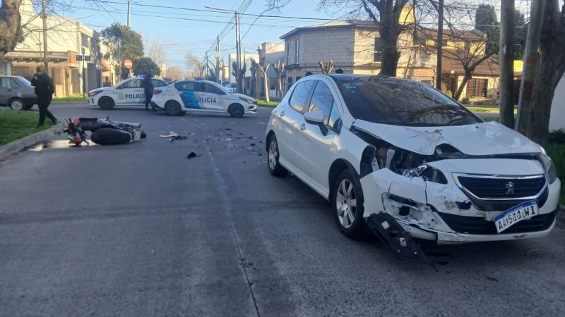 Fuerte accidente en San Carlos: un motociclista de 22 años quedó gravemente herido