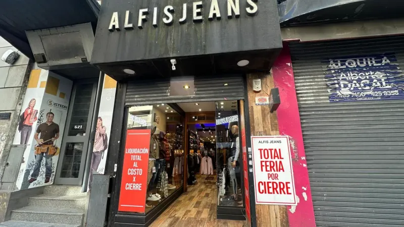 Otro negocio platense baja sus persianas: Alfis Jeans cierra y pone su mercadería en liquidación