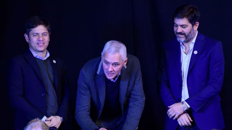 Kicillof llega a Berisso para entregar escrituras y viviendas a familias de la ciudad