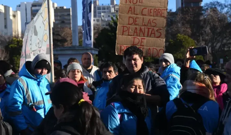 Tras los destrozos en la Municipalidad, cooperativistas vuelven a marchar en Plaza Moreno