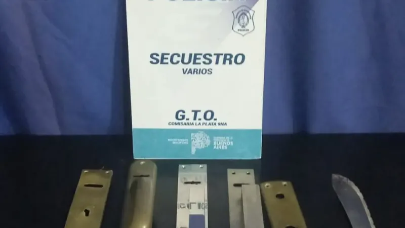Detuvieron a un joven en La Plata con 12 picaportes de bronce tras intentar escapar de la Policía