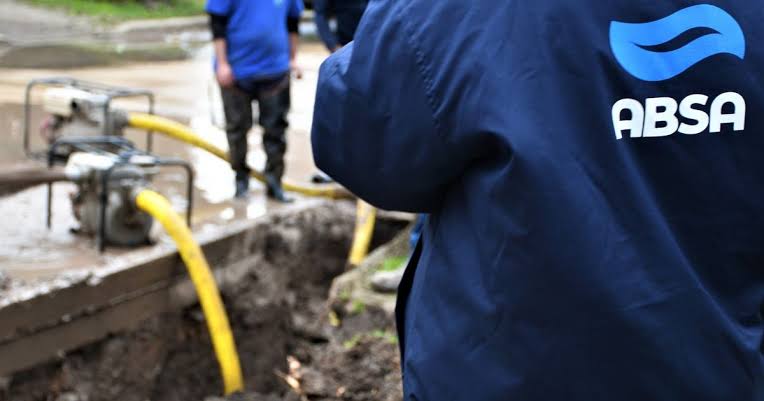 La Plata: se restablecen servicios de agua y cloacas mientras persisten sectores afectados por el apagón