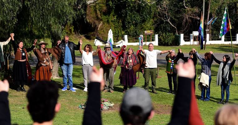 La Plata celebra el Día de la Pachamama con ceremonias, ofrendas y el tradicional ritual de la caña con ruda