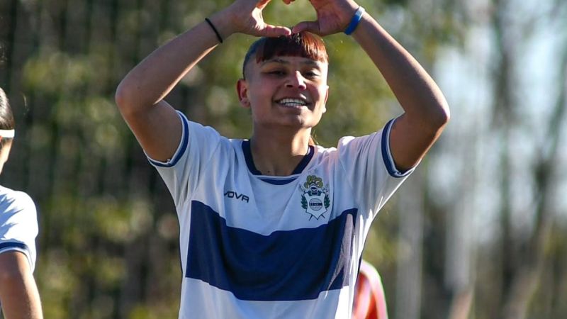 De jugar con sus hermanos en una canchita de Berisso a jugar en Gimnasia, la historia de Maia Farías
