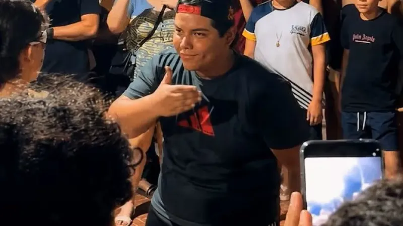 Hoy La Plata tiene su primera batalla para “farmear aura” en Plaza Moreno
