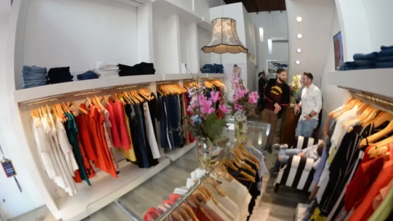 Otro comercio que baja la persiana en la ciudad: cierra un conocido local de vestidos del centro