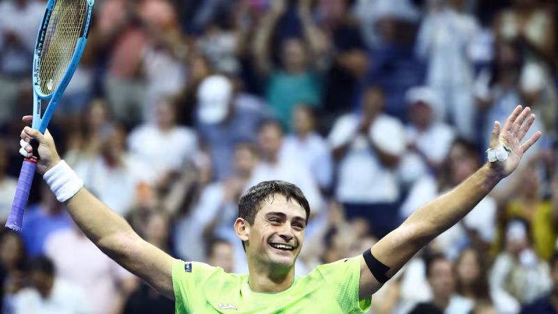Mariano Navone dio el gran golpe en el US Open: eliminó a Novak Djokovic en cinco sets