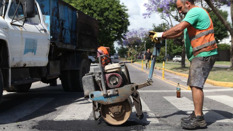 Continúan las obras de asfaltado en La Plata este viernes