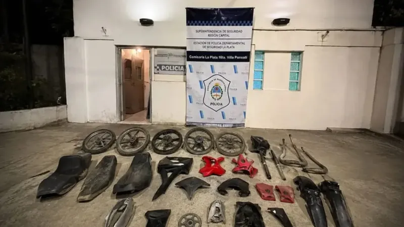 La Plata: lo detuvieron con una moto robada y allanaron su casa, donde encontraron un desarmadero