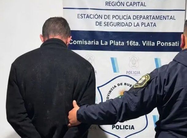 Le pidió dinero a su vecina de 74 años, ella se negó y la atacó a golpes en La Plata