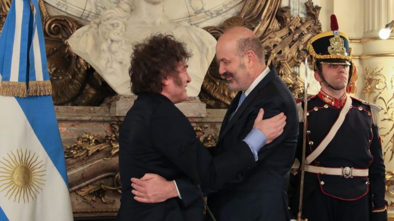 Milei acusa el golpe y evalúa congelar los proyectos de Sturzenegger tras el costo político en el Congreso