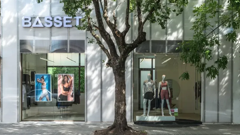 Cierra un histórico local de ropa deportiva femenina en La Plata y liquida toda su mercadería