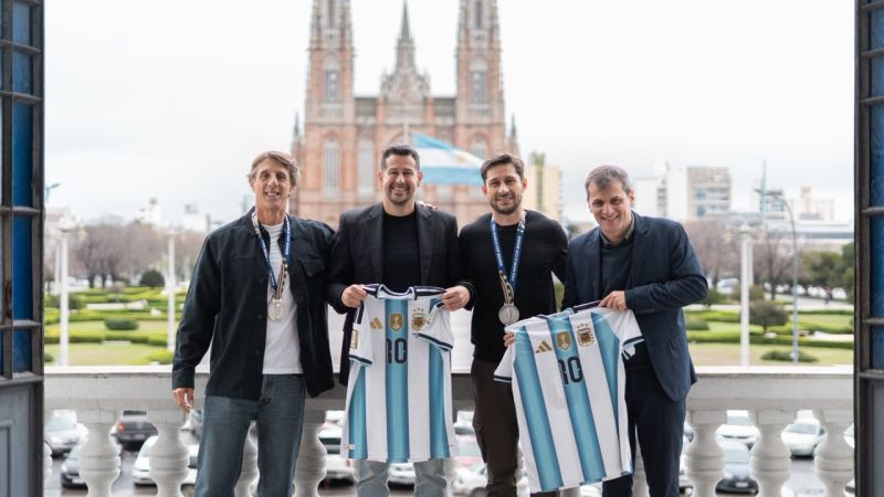 La Plata reconoció a dos integrantes del cuerpo técnico de la Selección argentina tras el Mundial