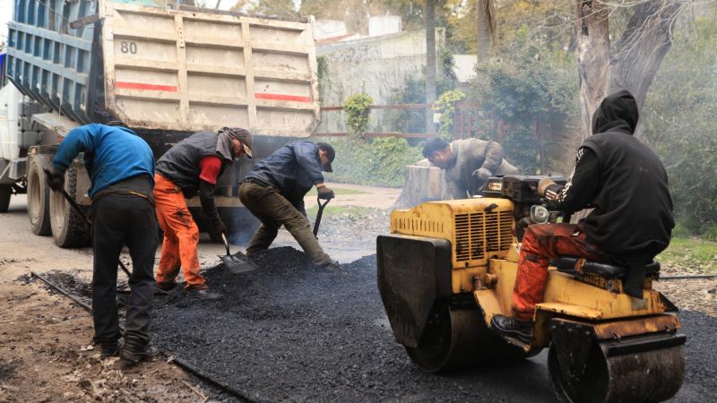 La Plata: avanzan las obras de reparación de calles en Villa Elisa, Villa Castells y City Bell