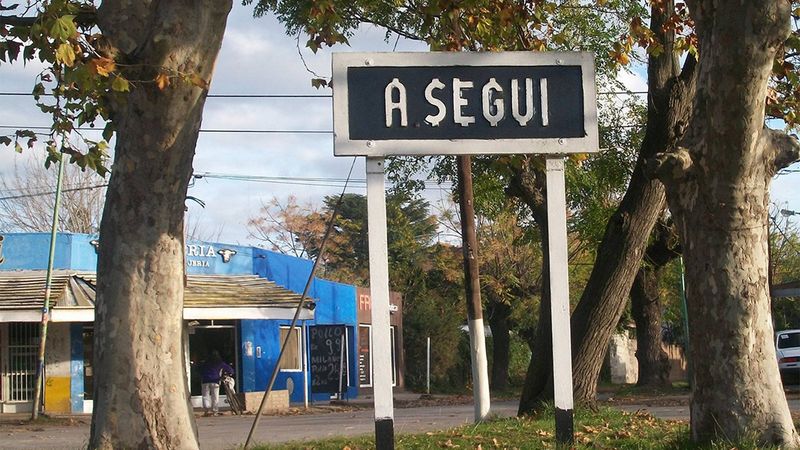 Asaltaron a dos jóvenes en Arturo Seguí y uno fue fuertemente agredido