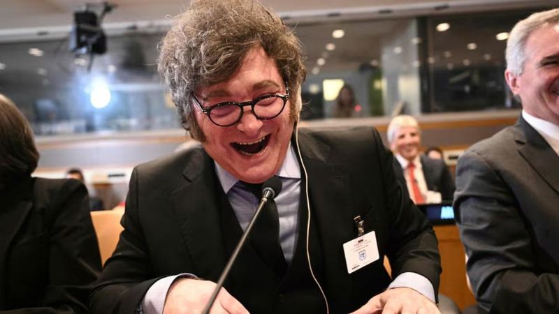 Javier Milei se cruzó con un periodista británico y qué dijo sobre los habitantes de las islas Malvinas