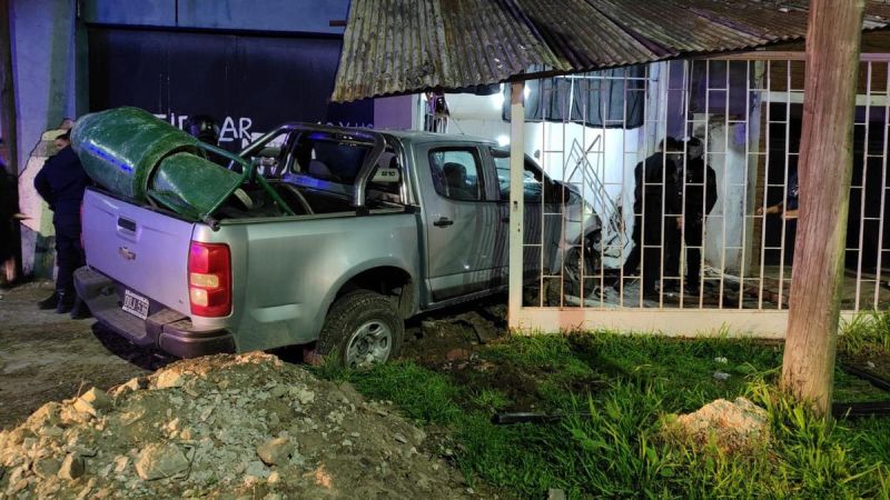 Una camioneta terminó dentro de una casa y una nena de 4 años resultó herida