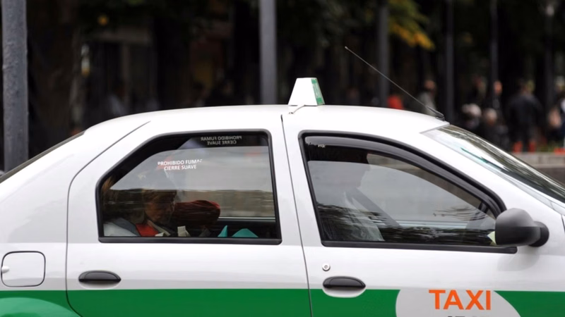 Hasta 14 horas al volante: el reclamo de los taxistas de La Plata por el alquiler de los autos