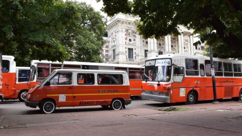 Transportistas escolares de La Plata piden extender a 22 años la antigüedad de los vehículos