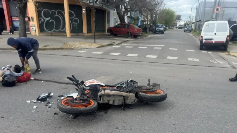 Choque entre una moto y una camioneta en La Plata: un joven de 25 años fue internado