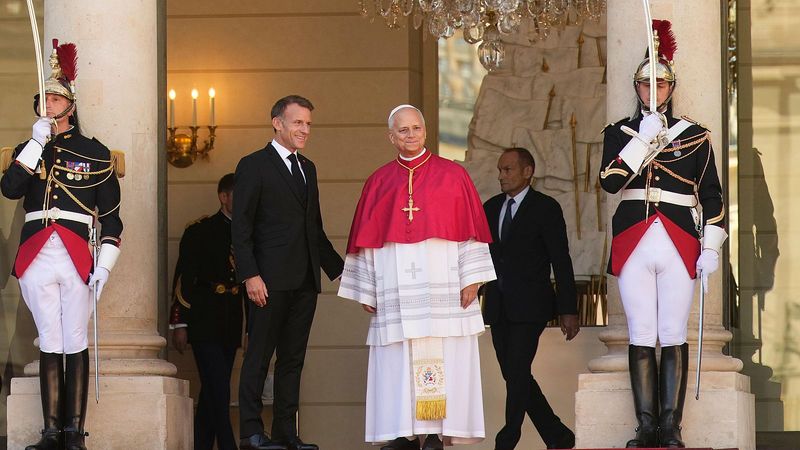 León XIV llegó a Francia y pidió avanzar hacia una “paz desarmada y desarmante”