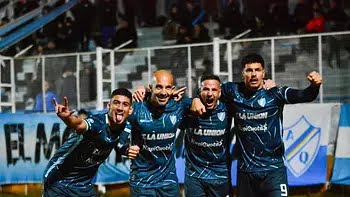 Villa San Carlos lo buscó hasta el final y encontró el empate en Laferrere