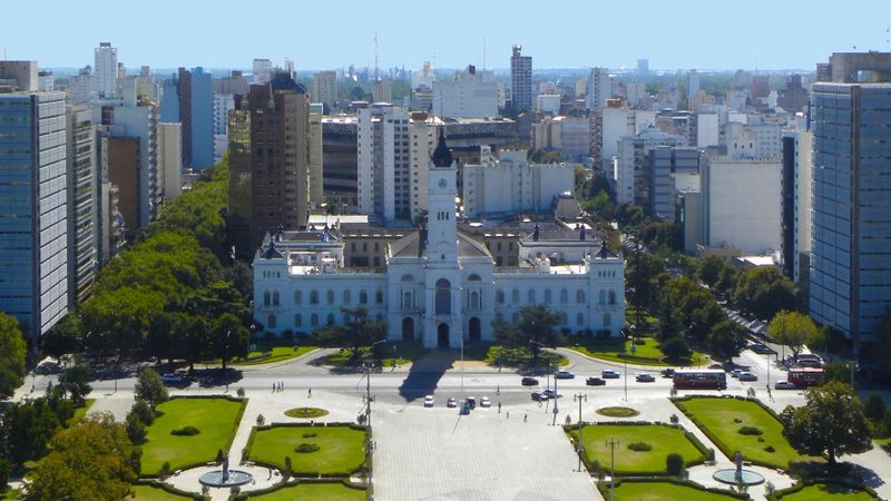 Uber, DiDi y taxis: qué se discute realmente sobre el transporte en La Plata