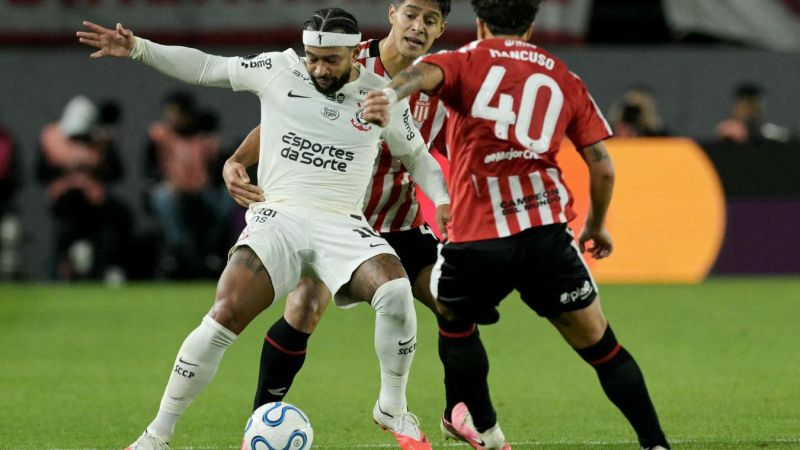 Estudiantes empató con Corinthians y deberá buscar la clasificación en Brasil