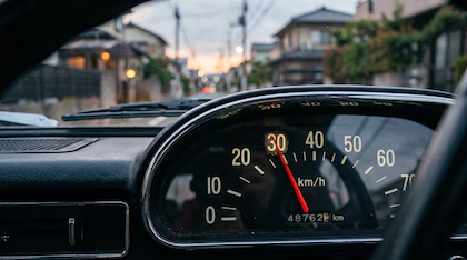 Japón baja el límite de velocidad a 30 km/h en miles de calles para reducir los siniestros viales