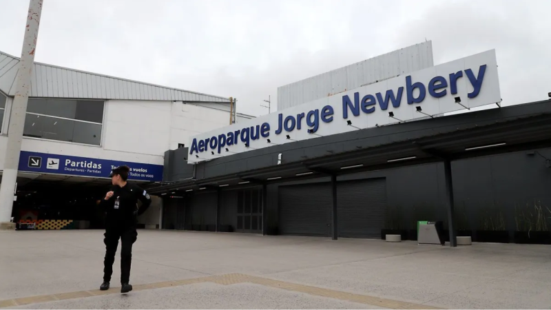Quiso hacerle una broma a una amiga en Aeroparque y terminó procesado