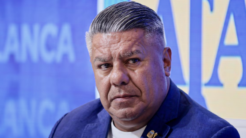 Chiqui Tapia, cada vez más solo en las tribunas: el rechazo que atraviesa al fútbol argentino