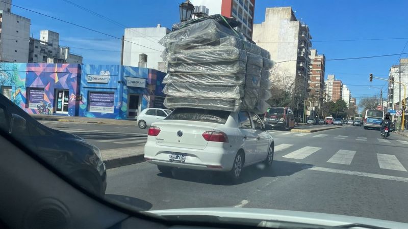 Insólito: llevaba una montaña de colchones sobre un Volkswagen en pleno centro de La Plata