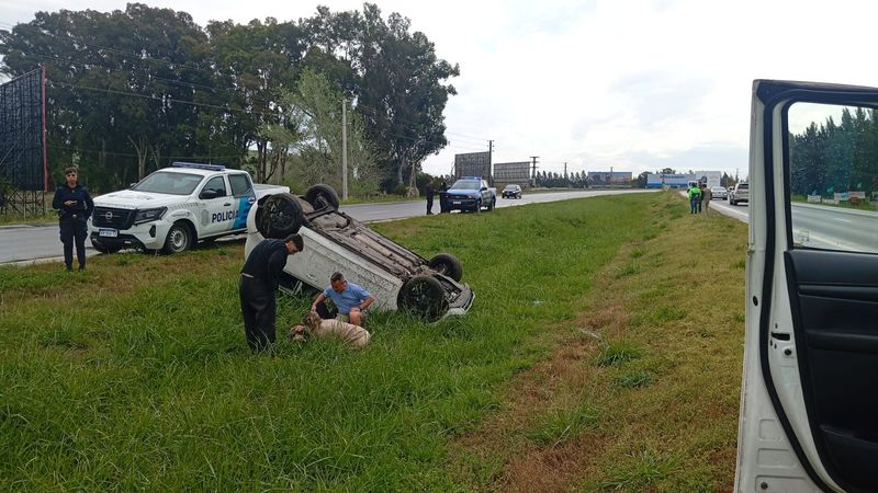 Despiste y vuelco en la Ruta 2: una joven de 19 años fue trasladada al hospital