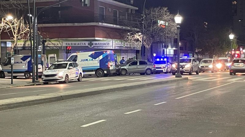 Fuerte choque entre una ambulancia y un auto en 7 y 41: un médico se descompensó y una mujer resultó herida